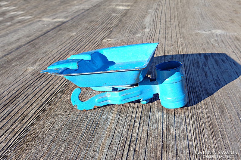 Enamel ashtray that can be clipped to a retro rod