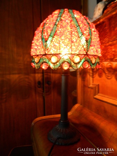 Kristályokkal kirakott különleges asztali lámpa