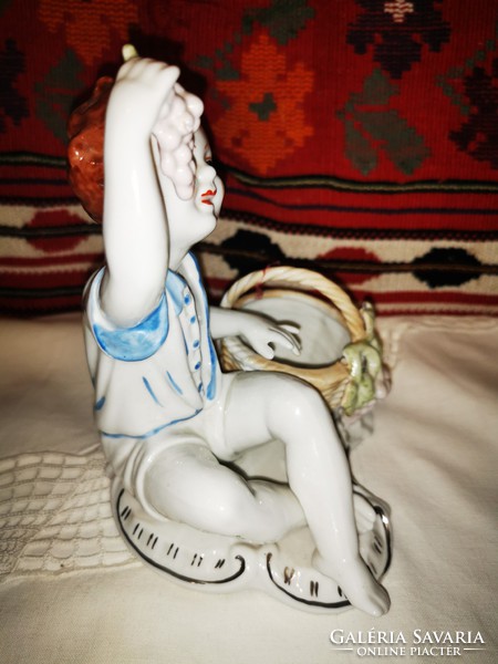 Porcelán fiú, szőlő, gyermek Bacchus, Dionüszosz figura. Barokk