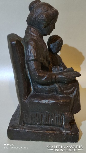 Anyák napjára szép aji Nagymama unokájával kő szobor jelzett figura a hangulata szinte kézzelfogható