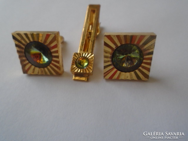 Thickly gilded cufflinks and tie pins are a very serious set of 32 grams