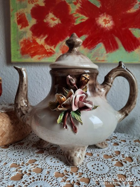 Royal CP Italy porcelánfajansz teás kanna, plasztikus virág díszítéssel, XX.szd második fele