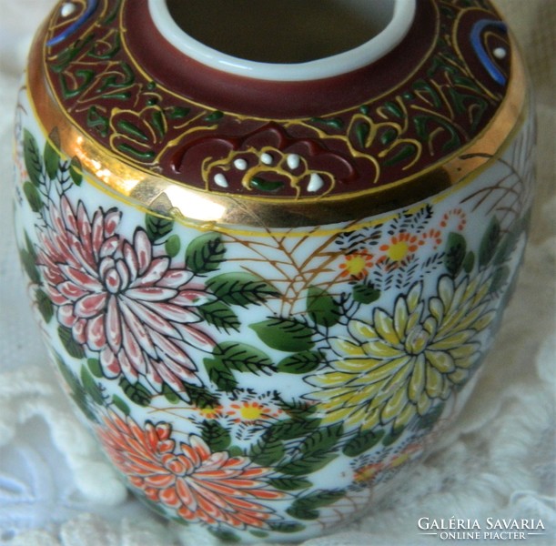 Japanese tokusei hand painted porcelain vase 1950