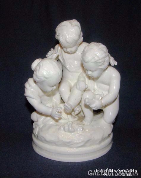 Ancient Thuringian or Neapolitan three-figure putto porcelain figurine