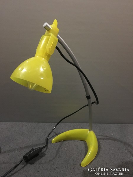 Ikeás plastic table lamp in fashionable colors!