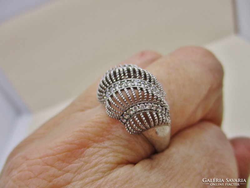 Egyedi szép csipkeszerű ezüst gyűrű hófehér církóniákkal