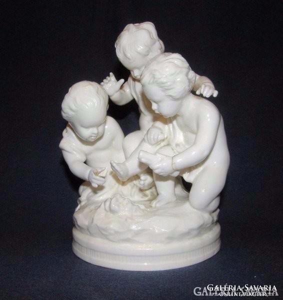 Ancient Thuringian or Neapolitan three-figure putto porcelain figurine
