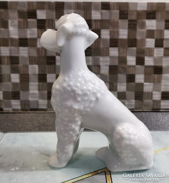Porcelán fehér uszkár kutya