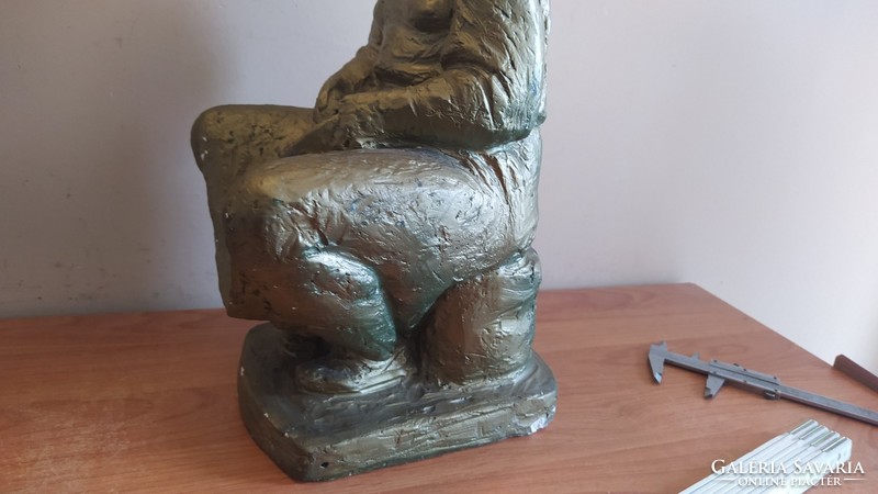 40 cm-es jelzett gipsz szobor