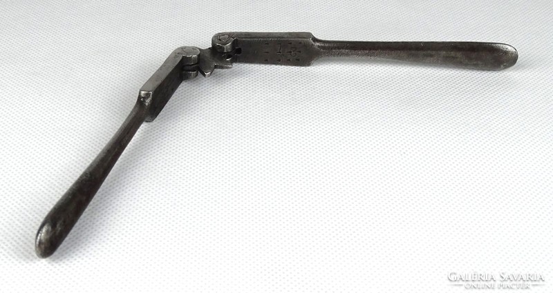 1G820 antique metal nutcracker hazelnut kitchen tool 11 cm