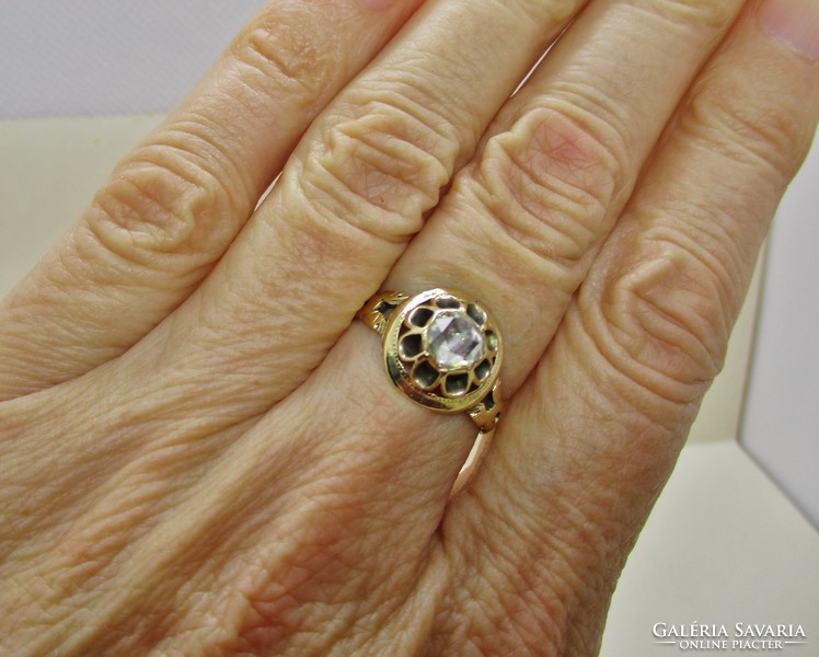 Rare antique gold ring with 1 0.6ct diamond stone