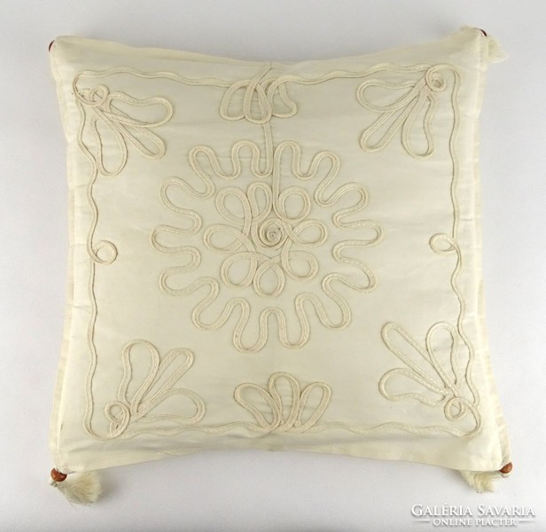1G872 Embroidered butter-colored canvas decorative pillow