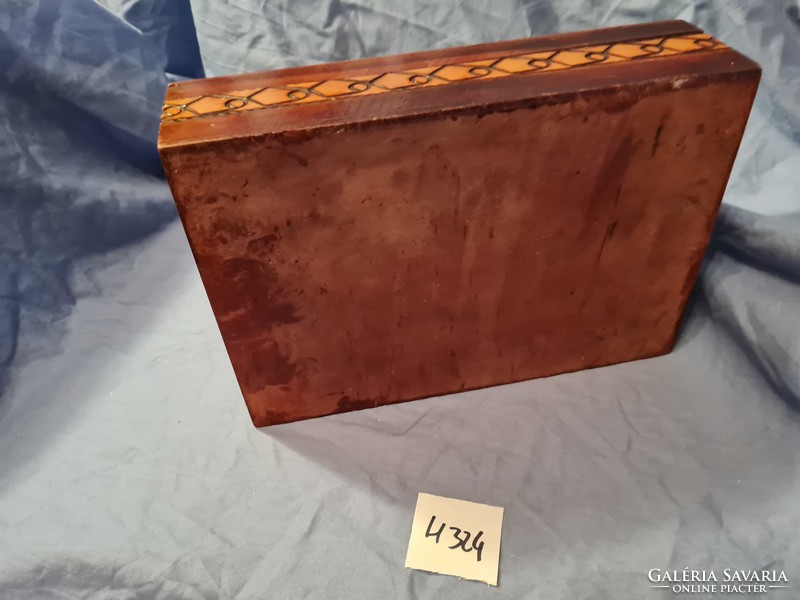 Cigarette wooden box with pyrographic decoration