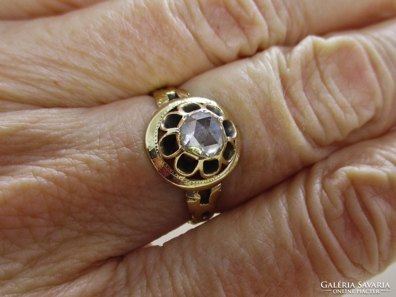 Ritka antik aranygyűrű  1db 0,6ct-os  gyémánt kővel