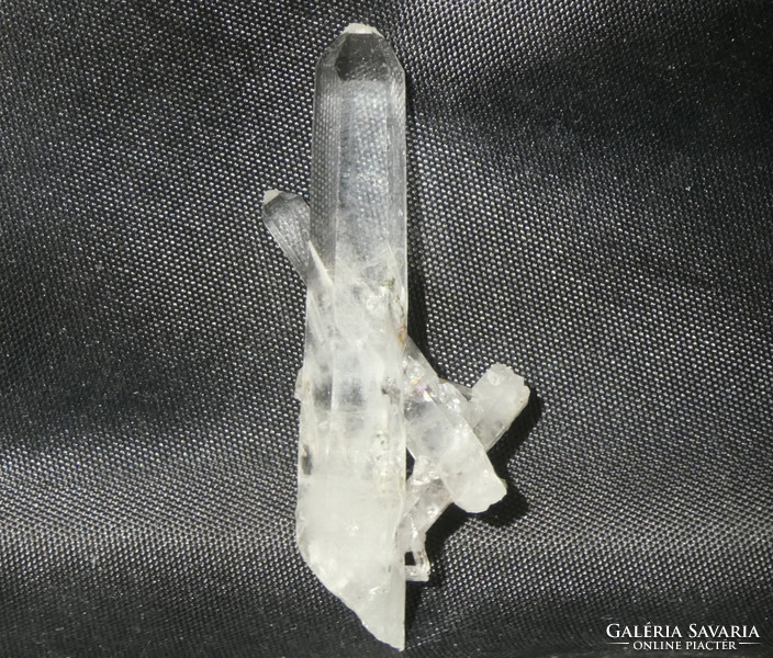 Természetes Hegyikristály kvarc dendrites zárványokkal. Gyűjteményi darab.