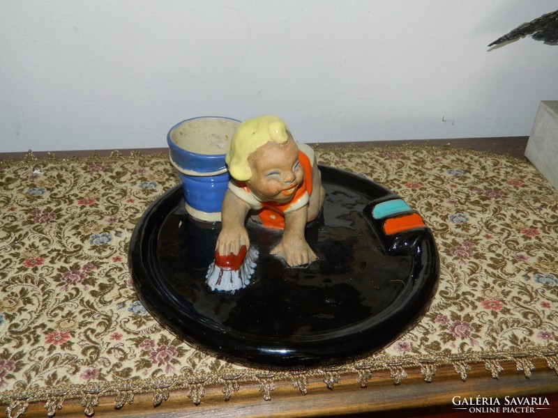 Hop pottery middle table - little girl - ashtray