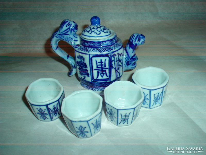 Antique small Chinese porcelain spout with 4 glasses