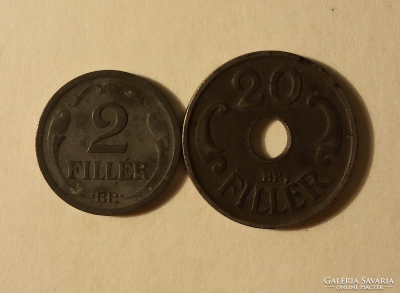 Háború alatti (1940-1944) érmék 2 fillér (1943)  és lyukas 20 fillér (1941)