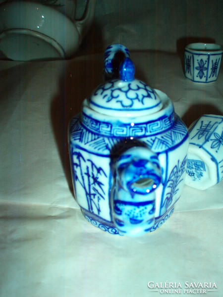Antik kis kínai porcelán kiöntő 4 pohárral