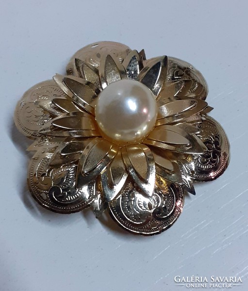 Retro gilded brooch badge adorned with tekla pearls in the middle