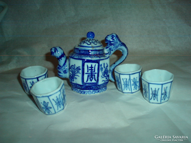 Antique small Chinese porcelain spout with 4 glasses