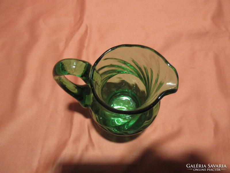 Kis zöld üveg kancsó