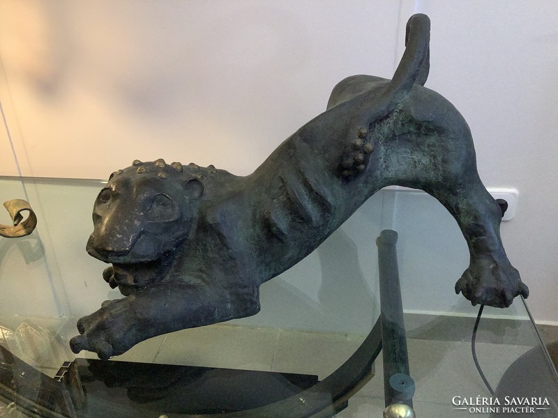 Nagy Attila  etruszk oroszlánját kastélyba, vagy romantikus enteriőrbe  ajánlom. ( klasszikus )