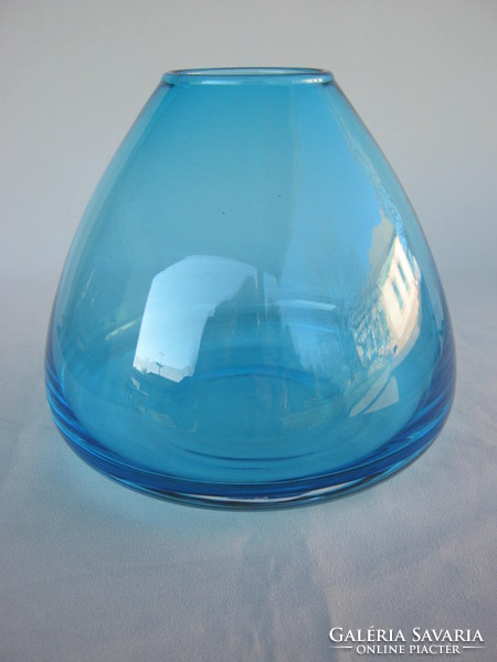 Kék üveg váza