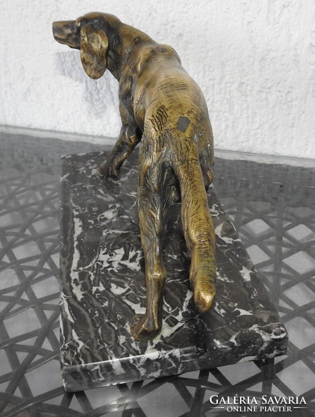 Nagyméretű bronz kutya szobor márvány talapzaton