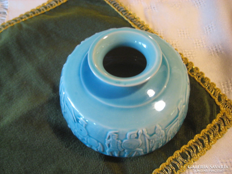 Zsolnay  kék , kis váza  , római   dekorációval   13 x 8 cm