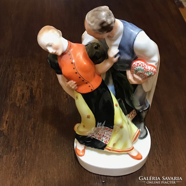 Herend porcelain figurine. Couple in love with antique sign. / 1940s. / No damage.
