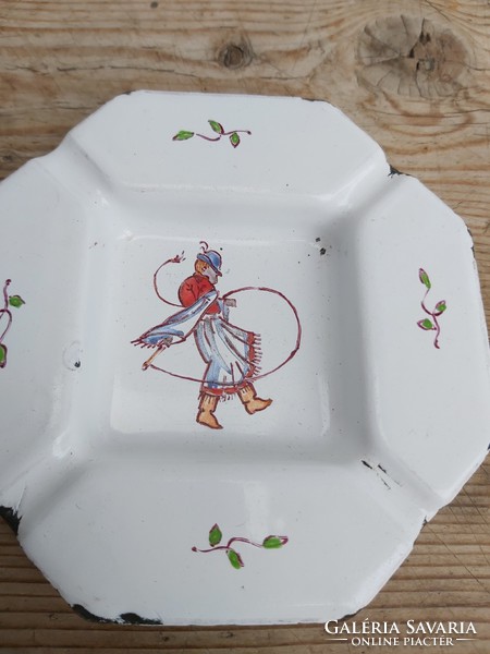 Enamel figured ashtray with ash nostalgia piece