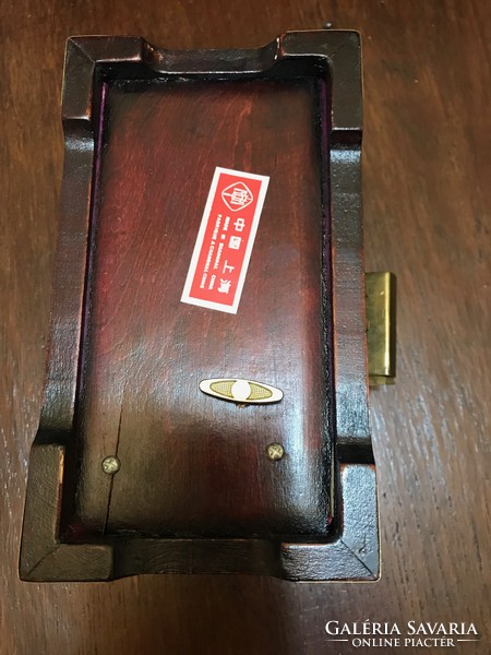 Kínai zenélő lakk doboz,  jade díszítéssel.XX.szd. második fele.