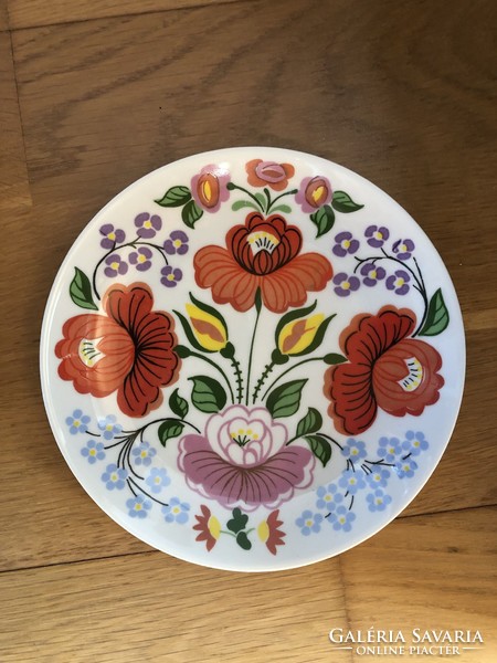 Hollóházi virágmintás porcelán fali tányér