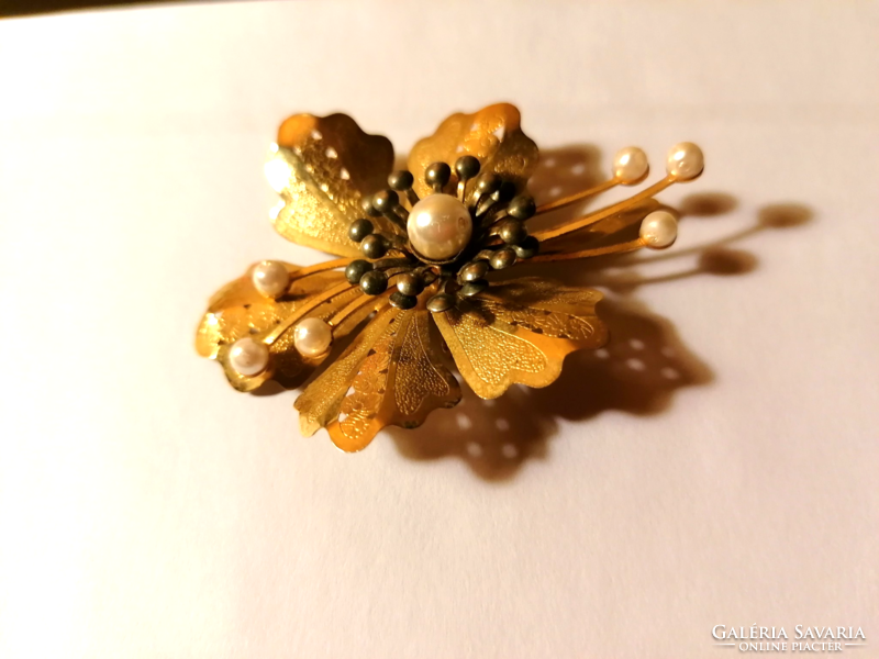 Vintage floral brooch with beads. (107.)