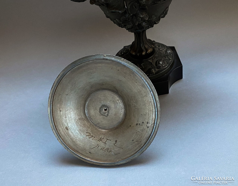 Szküphosz (Scyphus) antik bronz kupa Hébé figurás fedővel.