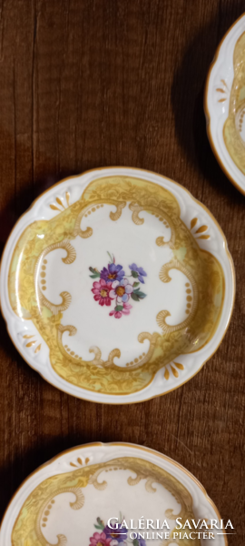 Német porcelán kis tányérok.