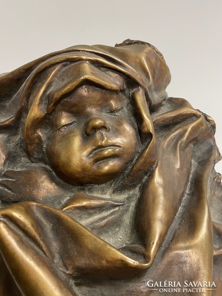 Tamás Eskulits: baby, bronze statue