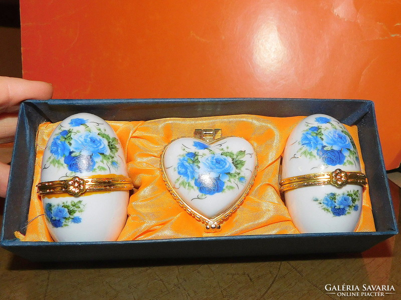 Chinese porcelain 3-piece jewelry set - 2 eggs and heart shape