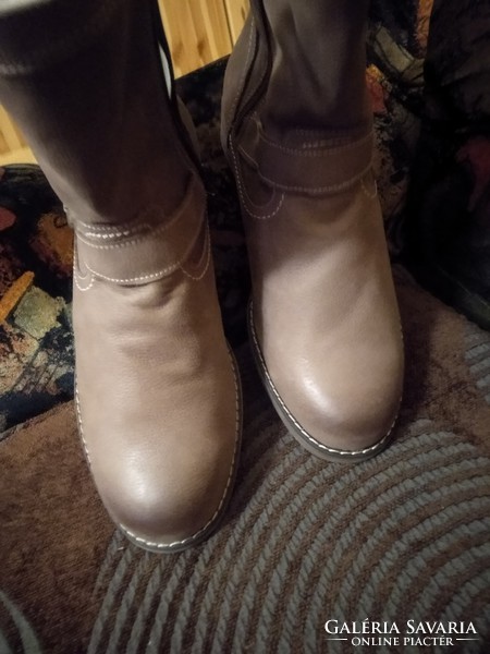 Women's boots, new 39's