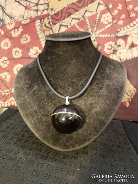 Unique vinyl pendant with silver addition