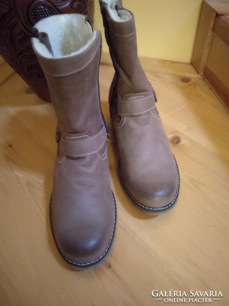 Women's boots, new 39's