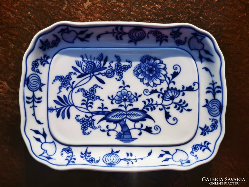 Meissen style bowl with onion pattern