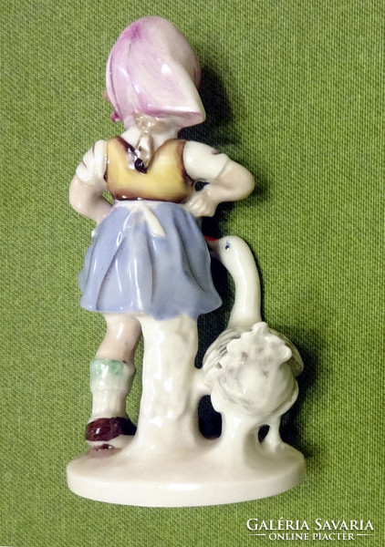 Porcelán kislány libával