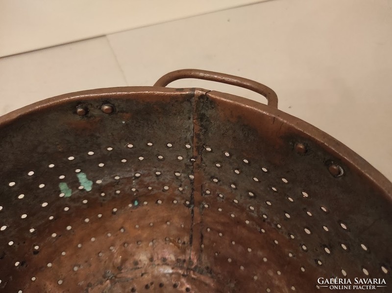 Antik konyhai eszköz nagy vörösréz szűrő ónozás nyomaival 1 hiányzó füllel sérüléssel 447