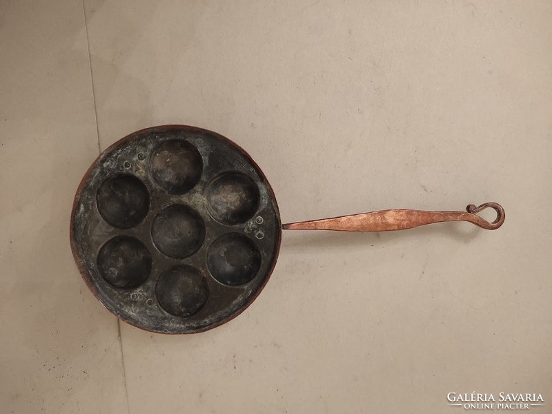 Antik muzeális konyhai eszköz ónozott vörösréz különleges 3 lábú tarkedli sütő 444