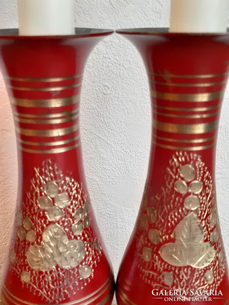Piros alapon arany virágos fém szálas gyertyatartó pár Kapriból Inke László hagyatékából