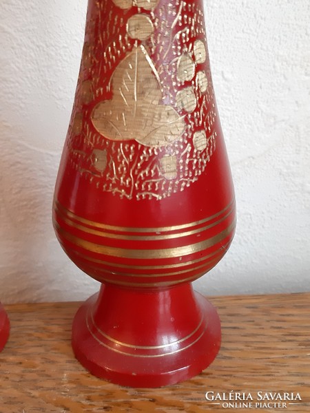 Piros alapon arany virágos fém szálas gyertyatartó pár Kapriból Inke László hagyatékából