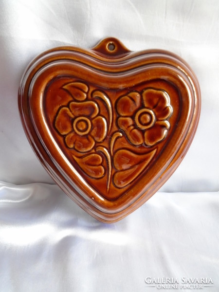 Szív alakú, virágos mázas kerámia sütő  forma.