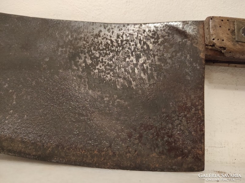 Antik muzeális patinás dekoratív konyhai eszköz kovácsoltvas húsbárd hentes bárd nyéllel 650